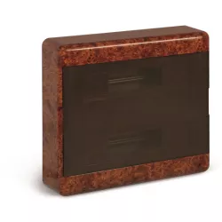 Plastový rozvodný panel na omietku 32 modulový IP40 farba čerešňa s dymovými dvierkami